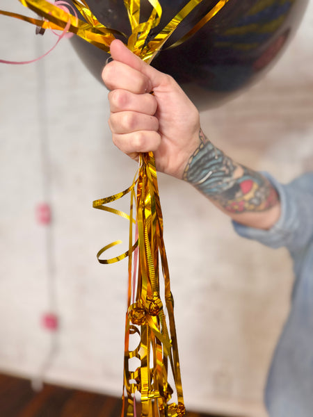 gold upclose classic bougie balloon tails and streamers